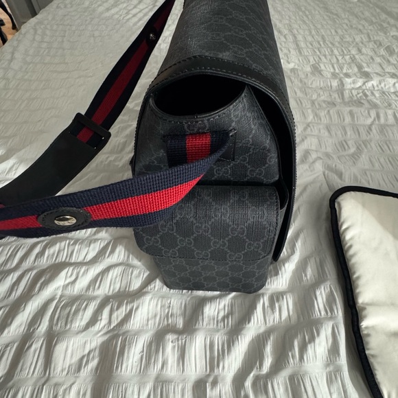 Gucci Kids GG Supreme Baby Messenger Changing Bag - Picture 4 of 11